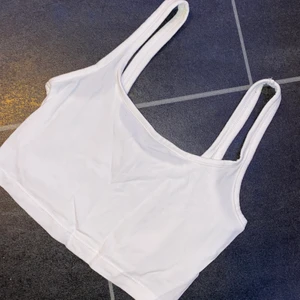 Söt vit topp - Gulligt litet linne från H&M som tyvärr är för liten för mig. Använd fåtal gånger. Storlek XS. Säljer den för 40kr+frakt 