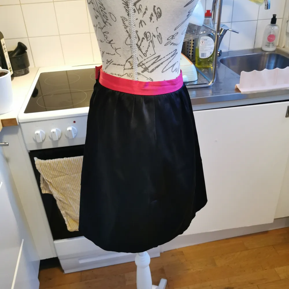 Läcker kjol i svart med neonrosa kant från HM i storlek 36, i väldigt bra skick. . Hameet.