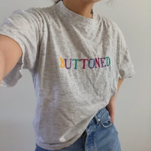 Vintage Oversize T-Shirt - 🌏JAG BJUDER PÅ FRAKT🌍 Super söt t-shirt jag thriftade på Humana, med broderad text i fina färger. Mysig och super snygg till ett par jeans. Står ingen storlek men känns som en L, jag är XS för referens. Tveka inte på att skriva om du har några frågor eller vill diskutera priset! 