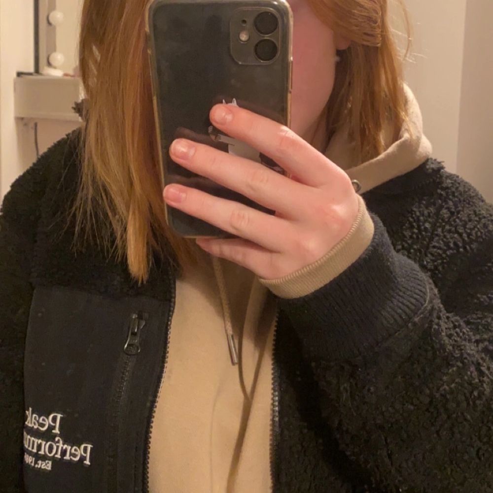 Säljer min jättefina o jättesköna peak teddyjacka då jag vill ha nått nytt till våren. Den är lite oversized på mig som är en S (jackan är M). endas använt ett fåtal ggr under hösten 2020. 1400kr ny skulle kunna tänka mig sälja den för 600kr + frakt (66kr). . Jackor.