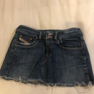 Lågmidjad jeanskjol - Lågmidjad jeanskjol från Diesel Industry. Supersnygg passform och färg. Frakt tillkommer! Passar storlek xs-s.