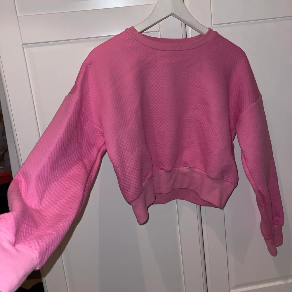 Säljer min bby rosa magtröja hoodie, jätteskön och fin köpte min från bikbok. Ifall ni är intresserade av bältet på andra bilden hör av er!. Tröjor & Koftor.