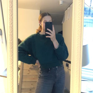 Tröja - En mörkgrön lite croppad sweatshirt. Kanske använd runt 5 ggr vilket betyder att tröjan är i bra skick. Köpt fårn ZARA. Säljer pga används inte längre. Köparen står för frakten.