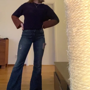 Bootcut jeans  - Jenas från only med slitningar som var där när de köptes, storlek 28/32 och passar mig som brukar ha S i byxor. Köpta i Spanien, använda fåtal gånger. Möts upp och annars diskuteras frakten och betalas av köparen 💕