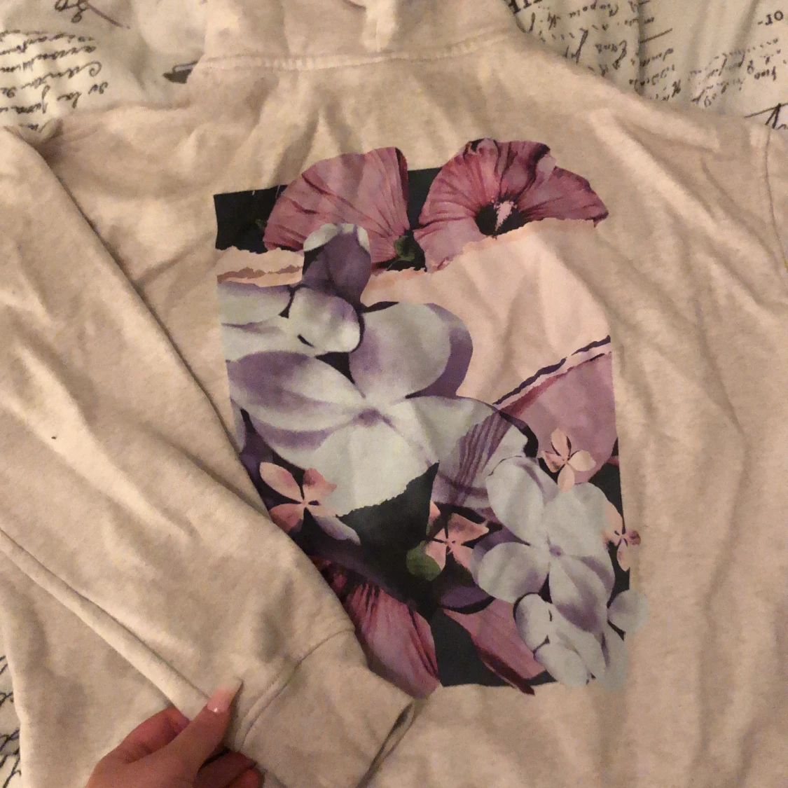 Beige hoddie med tryck p baksida - 90