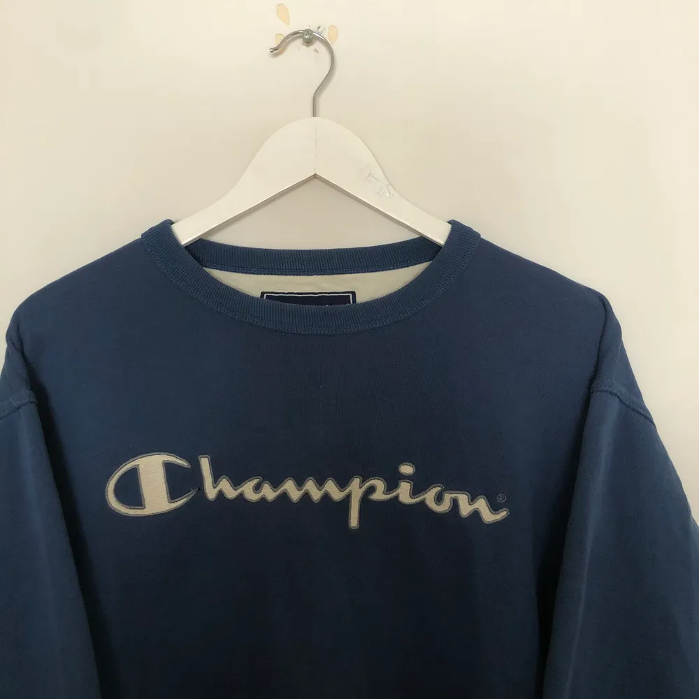 Champion Sweatshirt med boxy och oversized passform, storlek Medium. Riktigt fin blå färg med den klassiska champion loggan. Riktigt mysig och skön tröja.. Tröjor & Koftor.