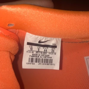 Nike Air Force 1 ”Just Do It” - Airforce 1 ”Just Do It” Storlek EUR 44 Cond 9/10 lite smutsig sula och minimalt creasade, boxen lite skadad.  Säljes för 1600