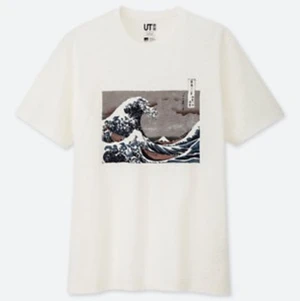 The great wave t-shirt - Använd ungefär 1 gång. Inte min stil därför säljer jag den<3 Från Uniqlo, lånad bild kontakta om ni vill ha egen bild🤎