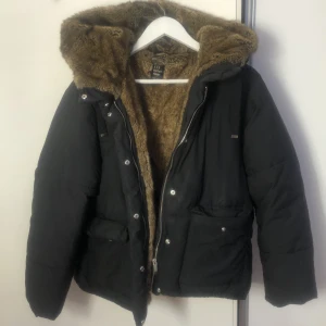 Päls pufferjacket  - Säljer min jätte fina pälsjacka pga används inte längre, den är super varm och det är päls i hela jackan (fejk). Supermysig luva.