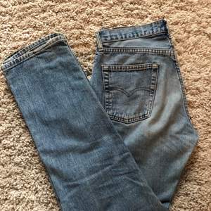 Ett par raka Levis jeans köpta på humana i Stockholm. Har en rak passform och är långa. Står ingen storlek men passar mig som har str 28. Fler bilder på passform kan skickas vid förfrågan.
