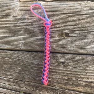 Nyckelring - Här har vi en handgjord nyckelring!💜 Om andra färger önskas vid köp kontakta bara mig!