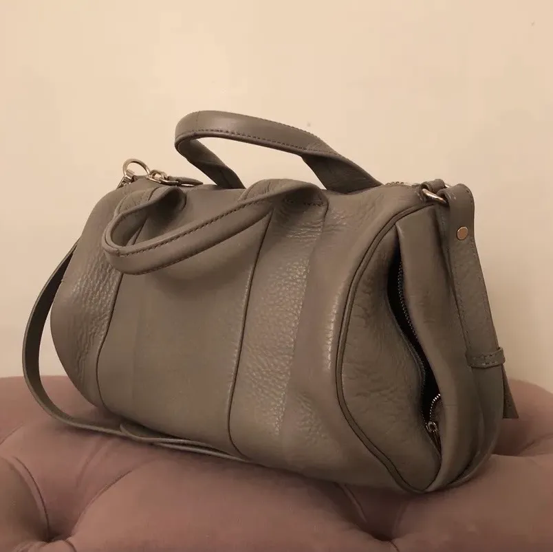 Säljer min beig-gråa Alexander Wang väska då den inte har kommit till användning, det är den större modellen och det är deras ”rockie bag” 🥰 dustbag medkommer. Väskor.