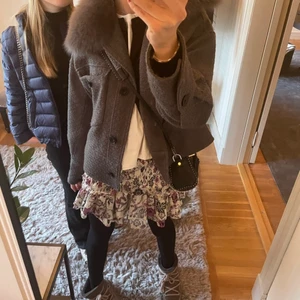 Meotine jacka  - Säljer min älskade meotine jacka då jag vill ha en annan. Älskar den och så fin till både hösten och våren. Man kan ta av pälsen. Änvänd ca 10 ggr och i jättefint skick. Skriv vid intresse❤️nypris 2800