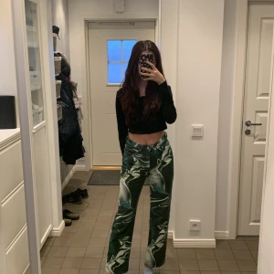 straight leg jeans från weekday - nästan helt oanvända jeans från weekday i storlek 28, säljer då de är stora i midjan men jag löst det tillfälligt med en gummisnodd. köptes för 600kr! jag är 169, men har längre ben än överkropp