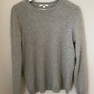 Kashmirtröja - Säljer denna suuuoersköna tröjan i kashmir frå uniqlo, storleken är L men skulle säga att den sitter mer som en S-M beroende på hur man vill att den ska sitta💕 perfekt nu till våren och på sommarkvällarna⛱🌅