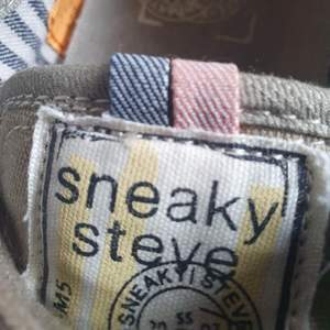 Sneaky Steve tygsneakers. Style: Impala. Fint skick!