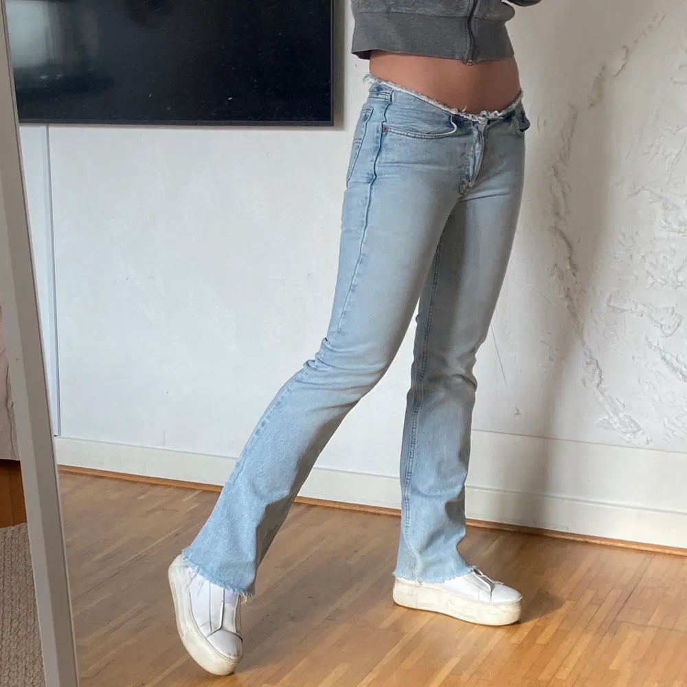Sååå snygga Crocker jeans. Står ingen storlek, jag är 168cm och brukar ha s. Innerbenslängd 77cm Midja 38cm. . Jeans & Byxor.