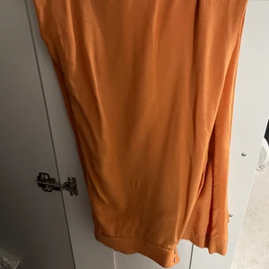 super fin sommrig färg - vida super mjuka byxor från &otherstories i super fin färg, knappt använda! skriv för mer bilder❤️