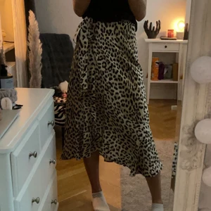 Kjol, storlek s - Leopard mönstrad kjol ifrån ginatricot i storlek s.