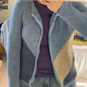 Långärmad kofta  - En långärmad kofta som aldrig är använd, köpt secondhand. Jättefint mönster 