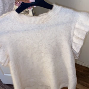 Stickad topp  - Säljer en fin stickad topp från veromoda 💕 stolek s, använd fåtal gånger