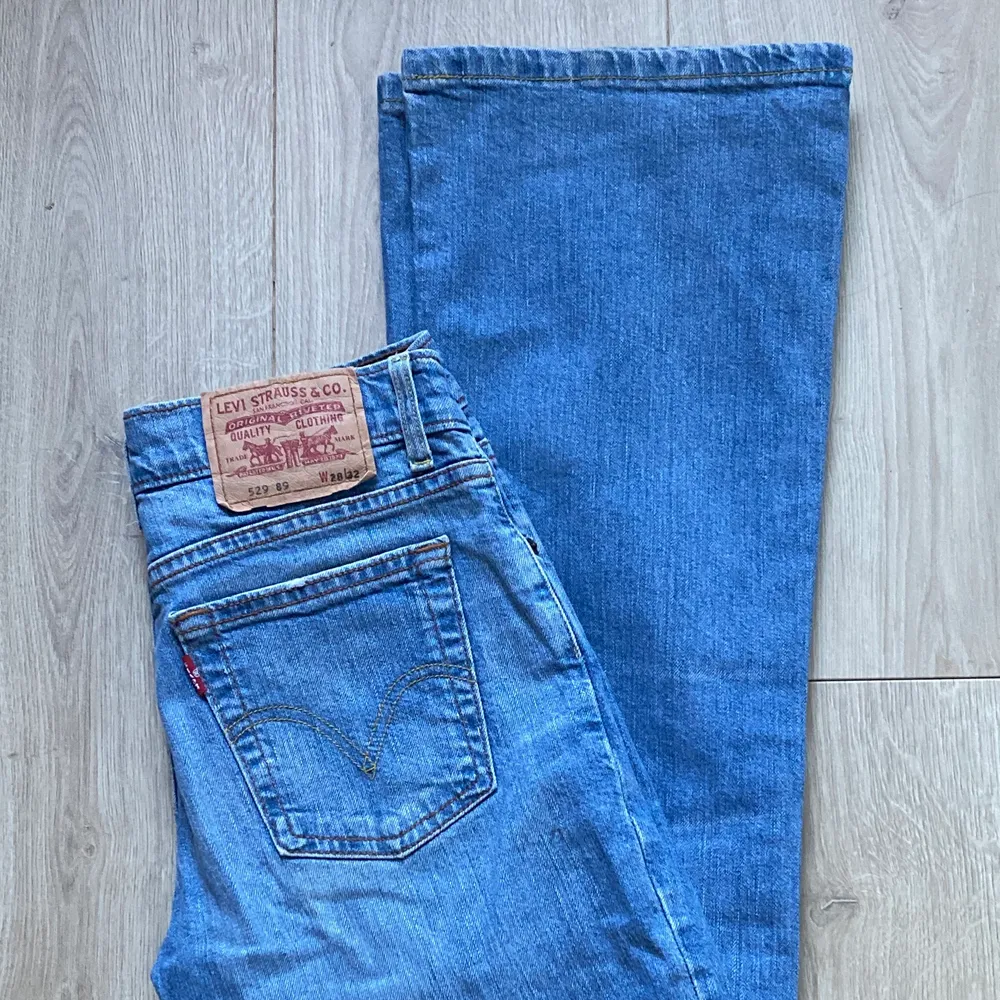 Levi’s jeans W28 L32 💙 skulle säga att det är en XS/S och de är mid rise. Jeans & Byxor.