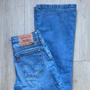 Levi’s jeans W28 L32 💙 skulle säga att det är en XS/S och de är mid rise