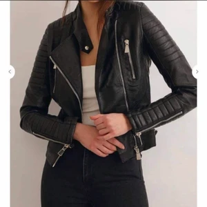 Skinnjacka  - Skinnjacka från chiquelle i storlek S, otroligt fint skick knappt använd. 