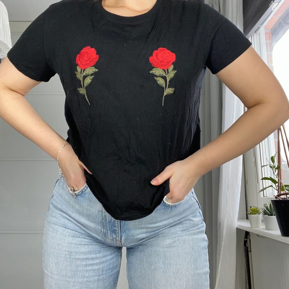 Jättefin t-shirt med 2 st rosor på bröstet. Från NA-KD i storlek XS🌹🌹. T-shirts.
