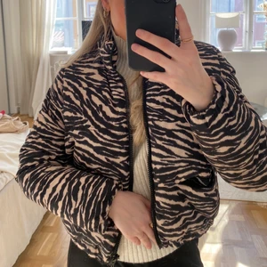 Puffer jacket - Puffer jacket från HM i lite kortare modell. 