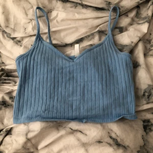 Linne - Ett blått linne från H&M. Superfint och super skönt linne. Perfekt till sommaren