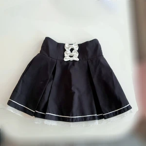 svart kjol med rosetter - svart kjol med rosetter och volang! köpt på kawaii shop och tycker den är jättefin men den kommer tyvärr inte till användning för mig längre <3 det är resår där bak!! dm för fler bilder eller frågor! 🎀💞🤍 ||| PRIS KAN DISKUTERAS!! |||