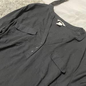 Skitsnygg svart tröja i storlek L. ❤️ Kan mötas upp i Stockholm eller skicka på posten ❤️ 50kr + frakt 💕