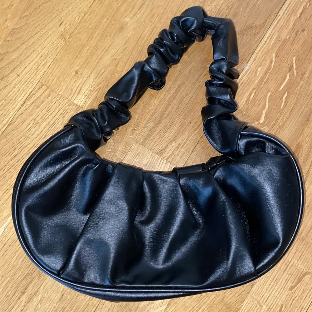 Säljer nu min svarta handväska som är använd hyfsat många gånger men i bra skick, den är köpt på plick men egentligen från shein, säljer pga av att jag då bytt klädstil. Väskor.