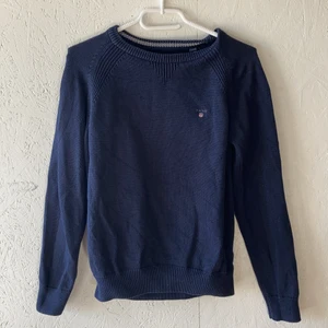 Långärmad mörkblå gant tröja  - En stickad långärmad gant tröja i mörkblått. Storlek 146-152 cm/11-12 år. Sällan använd och är i fint skick!  Kan mötas upp eller skicka med post. Köparen står även för frakten för frakten❤️