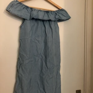 Klänning - Fin ljusblå sommar klänning från hm i storlek 134. Aldrig använd, nyskick. Köparen står för frakten (45kr). 