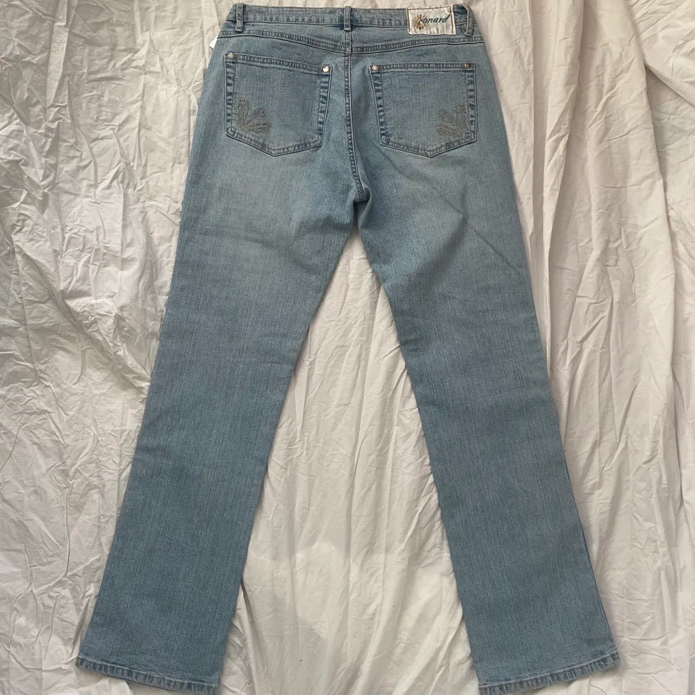 super fina straight leg lågmidjade jeans från märket: canard. Midjemått: ca 76-78 cm. Innerbenslängd: 79 cm. Skriv privat för fler mått/bilder. Köparen står för frakt. ❤️. Jeans & Byxor.
