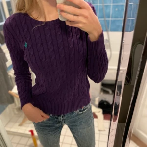 Ralph Lauren tröja  - stickad lila ralph lauren tröja i klassisk design och perfekt skick. jättefin till våren, hösten och vintern. den är i största barnstorlek (16)  men passar mig som brukar ha S i damstorlek💕💕 
