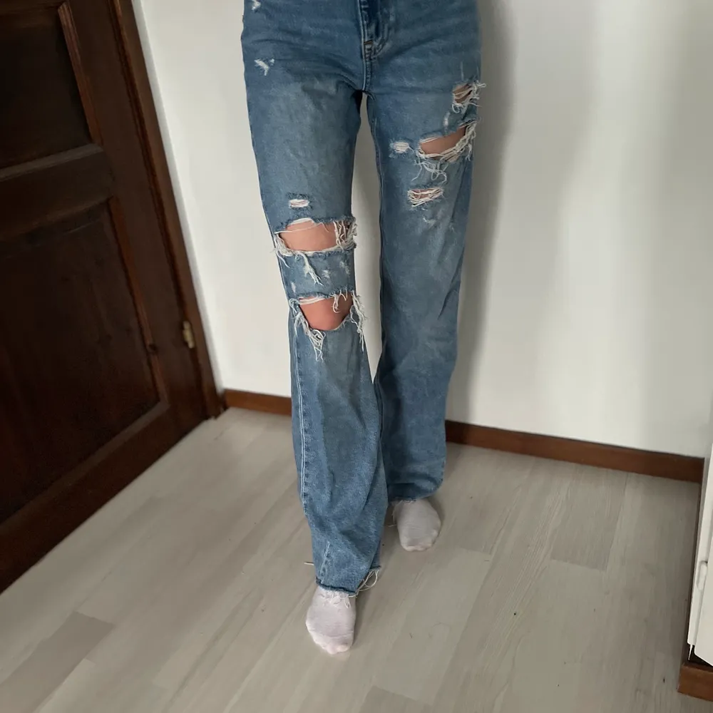 Långa snygga blåa jeans från zara, alldrog använda. Jag är 174 lång och dom går över hälarna på mig💗 ordpris 499 Kr . Jeans & Byxor.