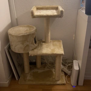 Katt träd  - En meter högt kattträd, som min katt tyvärr aldrig använt sig av! 