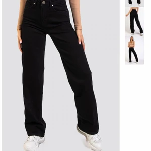 Madlady jeans  - Svarta jätte fina madlady jeans ( vide jeans-high Waits) Jag har sprättat upp sömmarna längst ner vid jeansen så dom ska bli lite längre.💗 ordpris 549