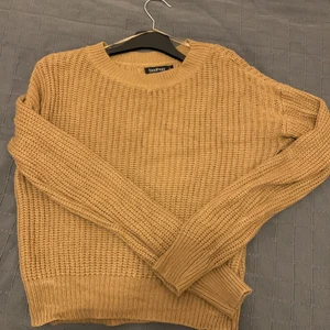 Två toppar från booho.  - Stickade tröjan är i storlek s. Leopardmönstrade toppen slutar vid axlarna med spets. Materialet är ej stretchigt, den är i storlek 36. Jag säljer båda för 120kr, men vill du ha en av de får du den för 75kr. 