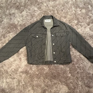 Axel arigato jacka  - Säljer nu denna jacka från Axel arigato som knappt är använd. Lite osäker på vad jag har betalt för dem då det var en present. Budet startar på 300kr