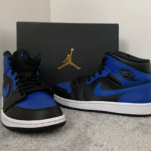 Jordan 1 Mid  - Jag säljer mina Jordan 1 ”Hyper royal” Mid skor som är i storlek 42,5. Dem är i ett jätte bra skick och har använt dom 5 gånger så i stort sätt helt oanvända. köpte dom i början av augusti av Merch Sweden för 2399 kr. Har kvittot och skokartongen kvar. 