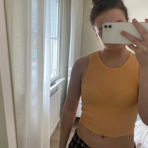 Orange ribbad tank top  - Jättefin på sommaren, fint skick då jag inte använder den 😋