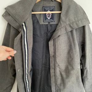 KINGSLAND kappa - Jättefin KINGSLAND kappa säljes så jag inte använder den längre. Vattentät och med utfällbar hög krage. Enbart använd några gånger på tävling, så i fint skick. 