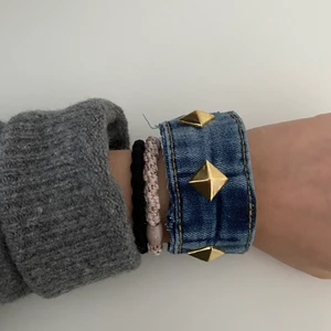 Armband - Nitarmband av jeans säljes 🐅👊 Kontakta vid intresse och köparen står för frakt 🙌 