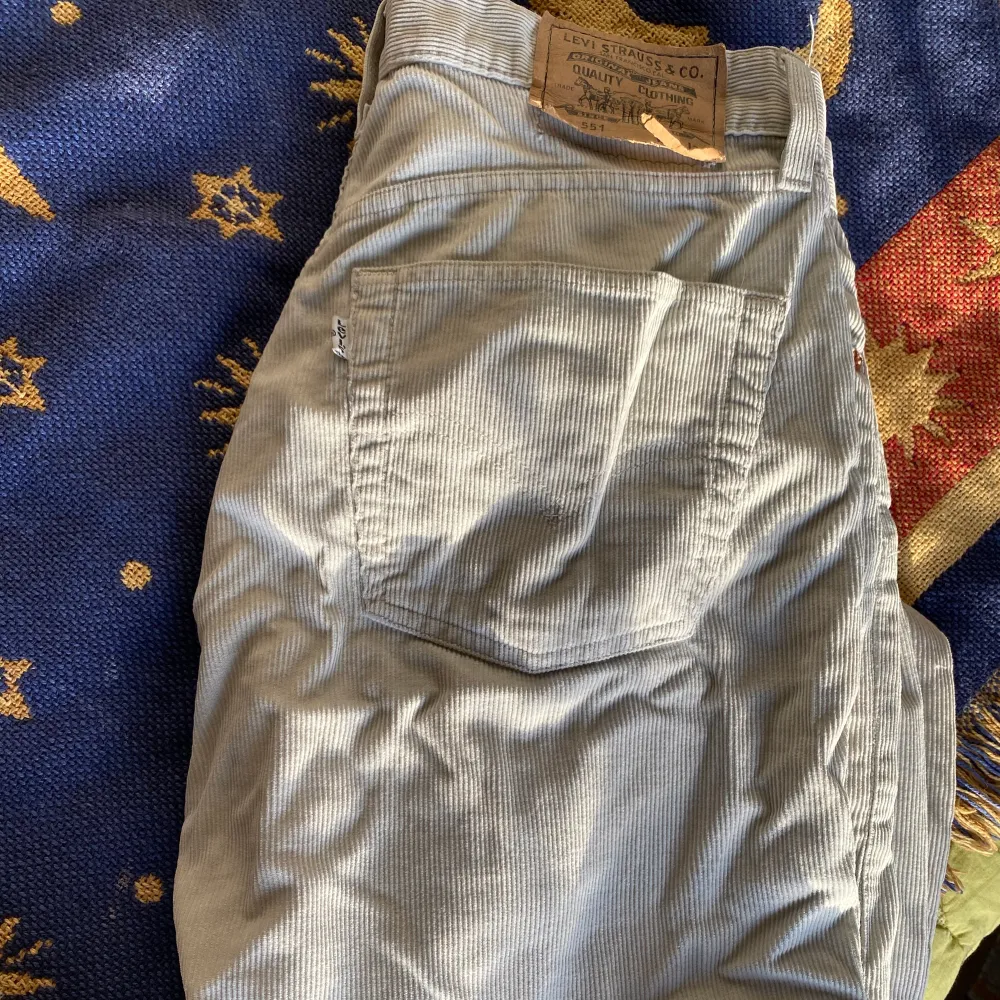 Jättefina benvita beiga manchesterbyxor från Levis i W33 L34, köpa secondhand men nästan aldrig använda perfekta till sommaren! . Jeans & Byxor.