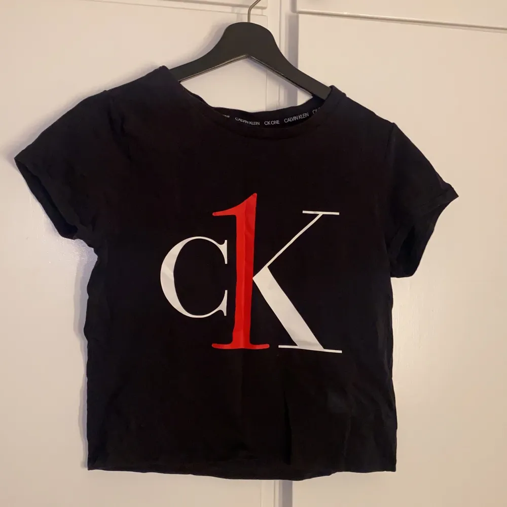 Använd enstaka gånger. Storlek S. Äkta Calvin Klein tjejmodell croppad. T-shirts.