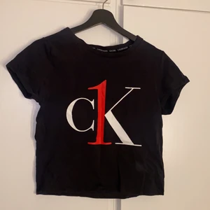 Äkta Calvin Klein T-shirt - Använd enstaka gånger. Storlek S. Äkta Calvin Klein tjejmodell croppad